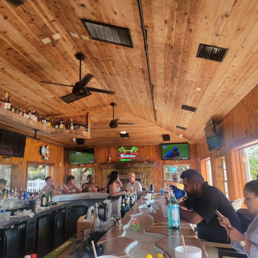 Undertow Beach Bar – photo 5